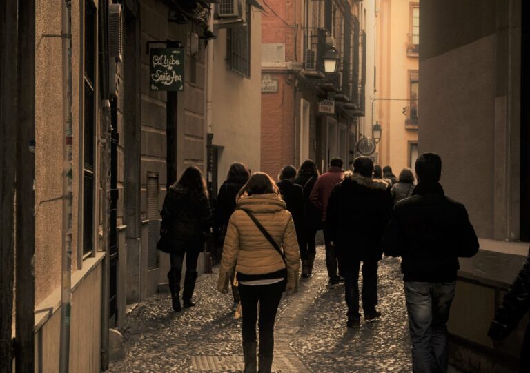 Grupo de la ruta nocturna Granada Inexplicable por una calle del Albaicín